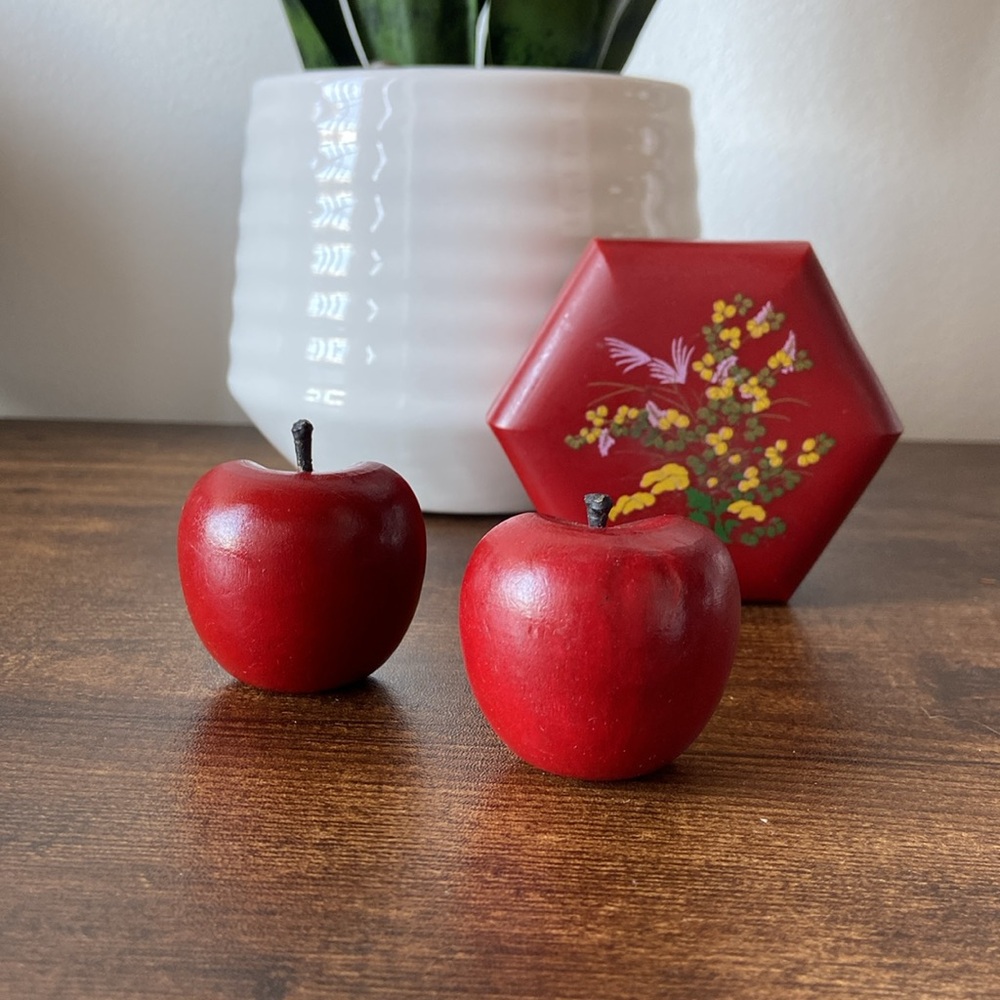 π 2 Handmade Apple Pins & Vintage Box π - Picture 2 of 16